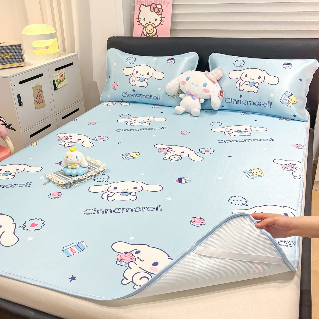 91家纺网 家纺一手货源 找家纺 暮思家居 2026新款三丽鸥正版授权数码印花A类可机洗1200D冰丝凉席三件套平铺款系列 平铺款-甜品玉桂狗