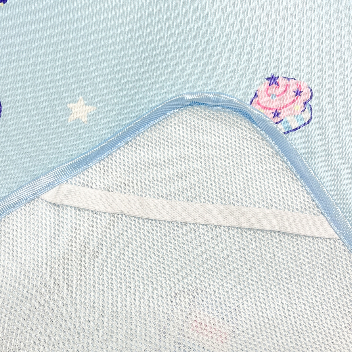 91家纺网 家纺一手货源 找家纺 暮思家居 2026新款三丽鸥正版授权数码印花A类可机洗1200D冰丝凉席三件套平铺款系列 平铺款-甜品玉桂狗