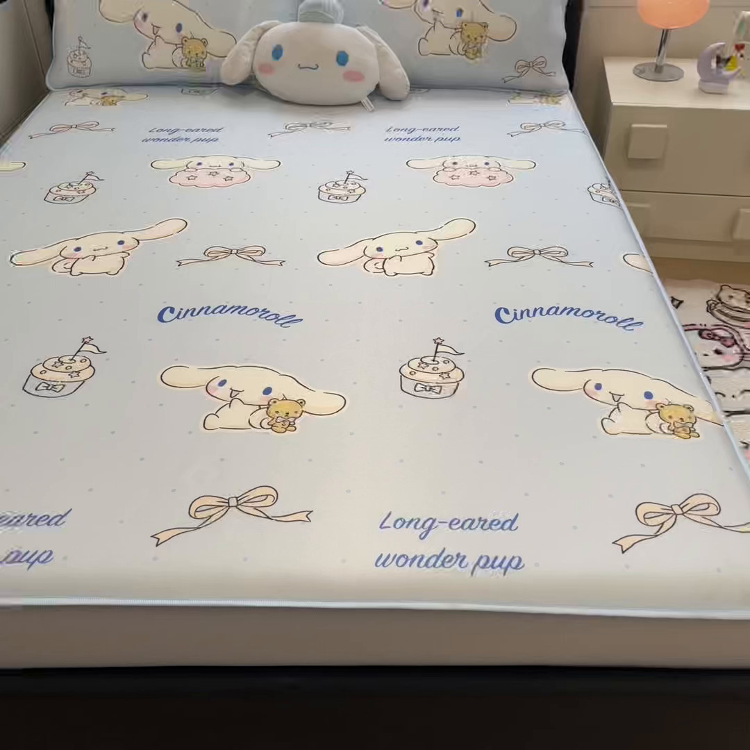 91家纺网 家纺一手货源 找家纺 暮思家居 2026新款三丽鸥正版授权数码印花A类可机洗1200D冰丝凉席三件套平铺款系列 平铺款-甜品玉桂狗