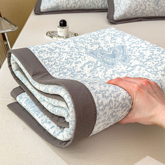 91家纺网 家纺一手货源 找家纺 几禾 2026新款凉感抗菌提花豆豆凉席蝶舞花语 床席-蝶舞花语-清新蓝