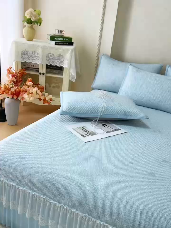 91家纺网 家纺一手货源 找家纺 （总）尚品凤凰 2026新款高分子双面提花凉感凉豆豆蕾丝床裙款凉席席子-雾里寻花系列