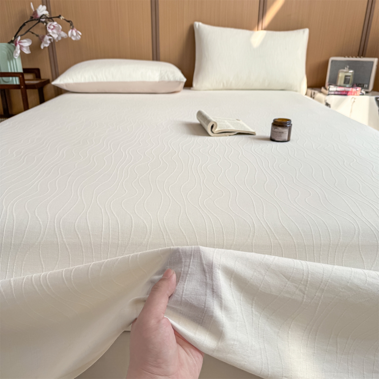 91家纺网 家纺一手货源 找家纺 灰鲸 2026新款全棉简约三层纱色织提花单品床单 浅忆-杏仁奶霜