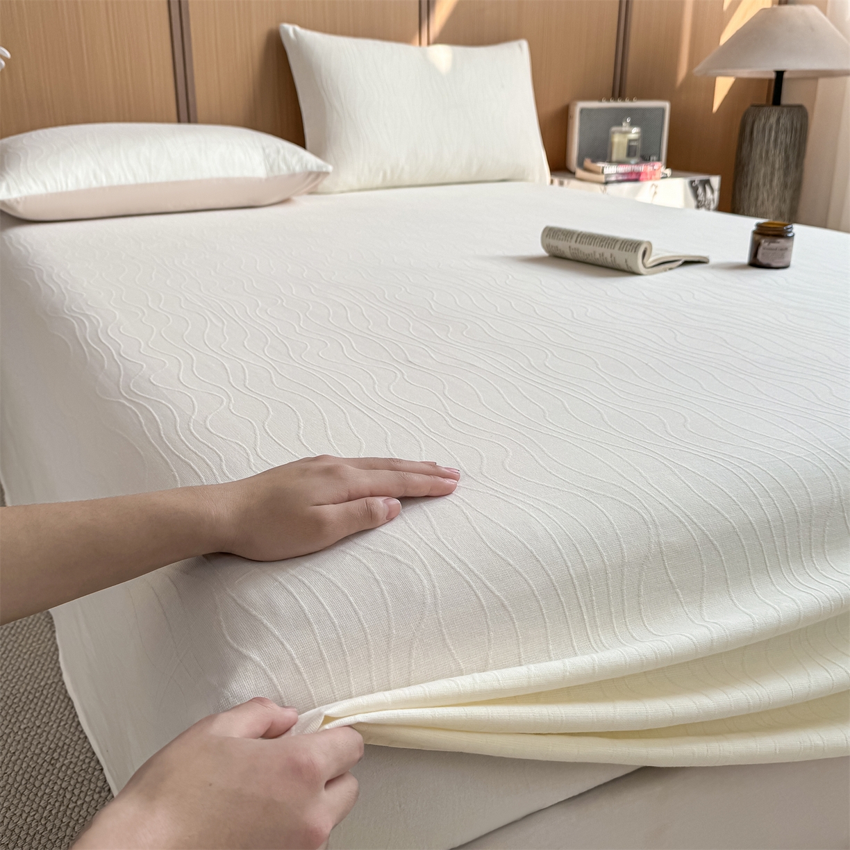 91家纺网 家纺一手货源 找家纺 灰鲸 2026新款全棉简约三层纱色织提花单品床单 浅忆-杏仁奶霜