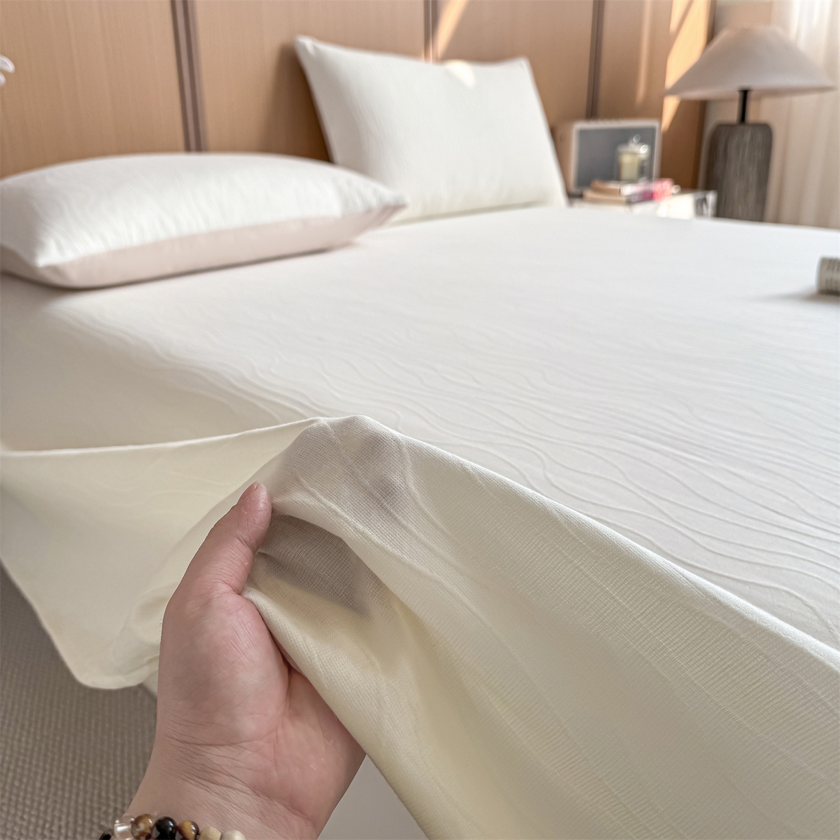 91家纺网 家纺一手货源 找家纺 灰鲸 2026新款全棉简约三层纱色织提花单品床单 浅忆-杏仁奶霜