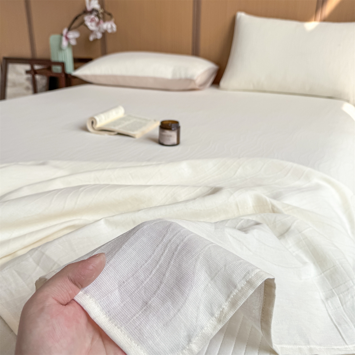 91家纺网 家纺一手货源 找家纺 灰鲸 2026新款全棉简约三层纱色织提花单品床单 浅忆-杏仁奶霜