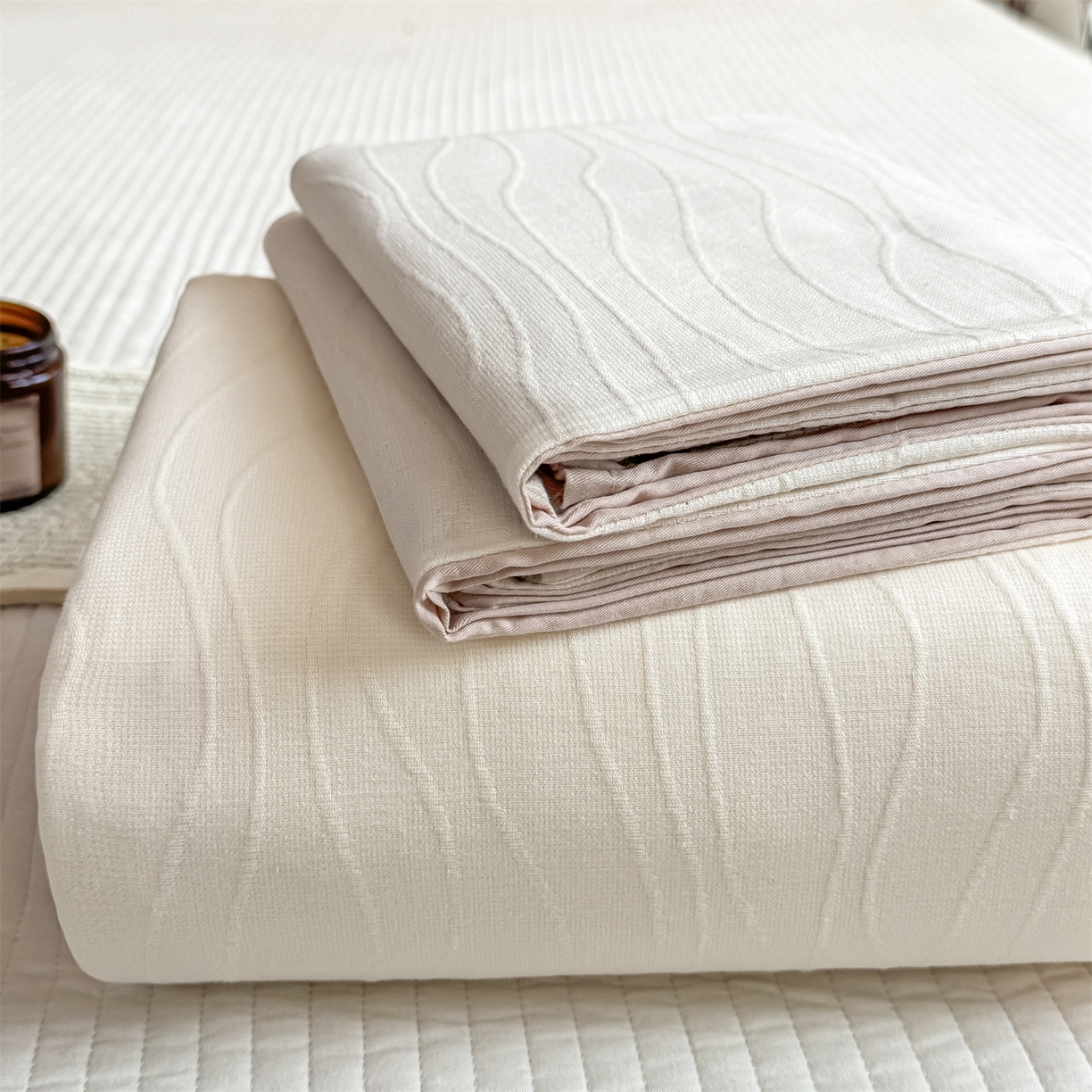 91家纺网 家纺一手货源 找家纺 灰鲸 2026新款全棉简约三层纱色织提花单品床单 浅忆-杏仁奶霜