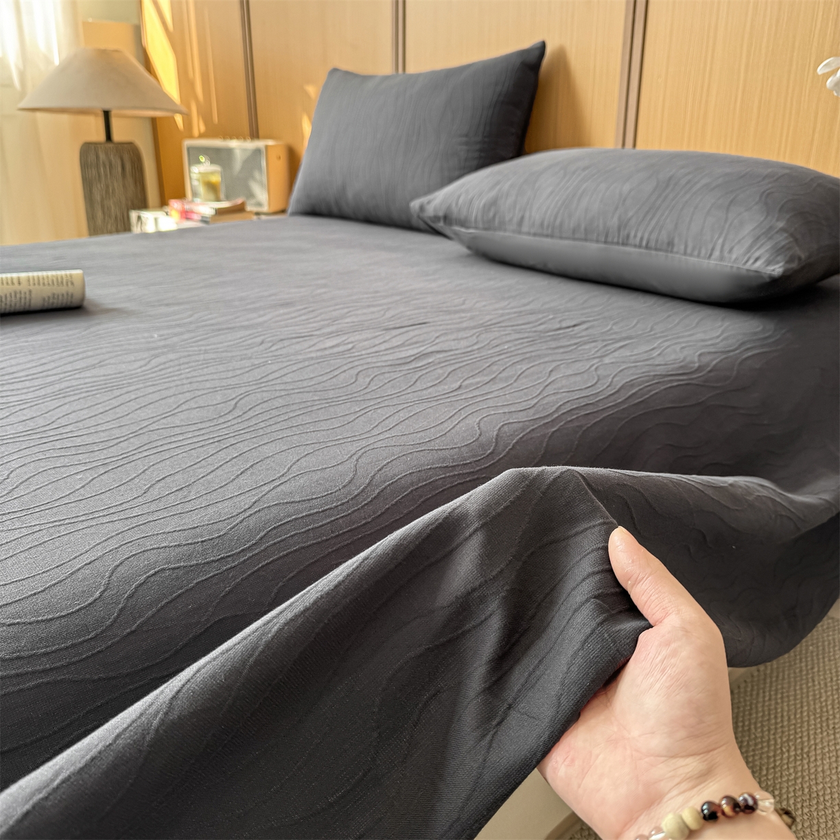 91家纺网 家纺一手货源 找家纺 灰鲸 2026新款全棉简约三层纱色织提花单品床单 浅忆-素墨