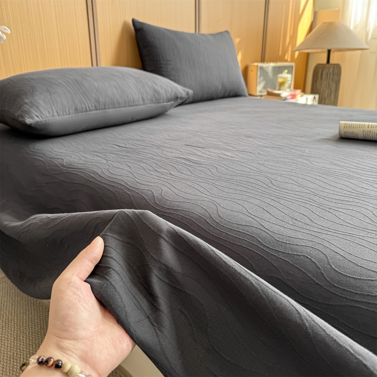 91家纺网 家纺一手货源 找家纺 灰鲸 2026新款全棉简约三层纱色织提花单品床单 浅忆-素墨