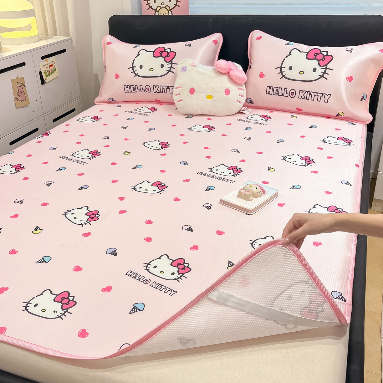 91家纺网 家纺一手货源 找家纺 暮思家居 2026新款三丽鸥正版授权数码印花A类可机洗1200D冰丝凉席三件套平铺款系列 平铺款-甜筒KT