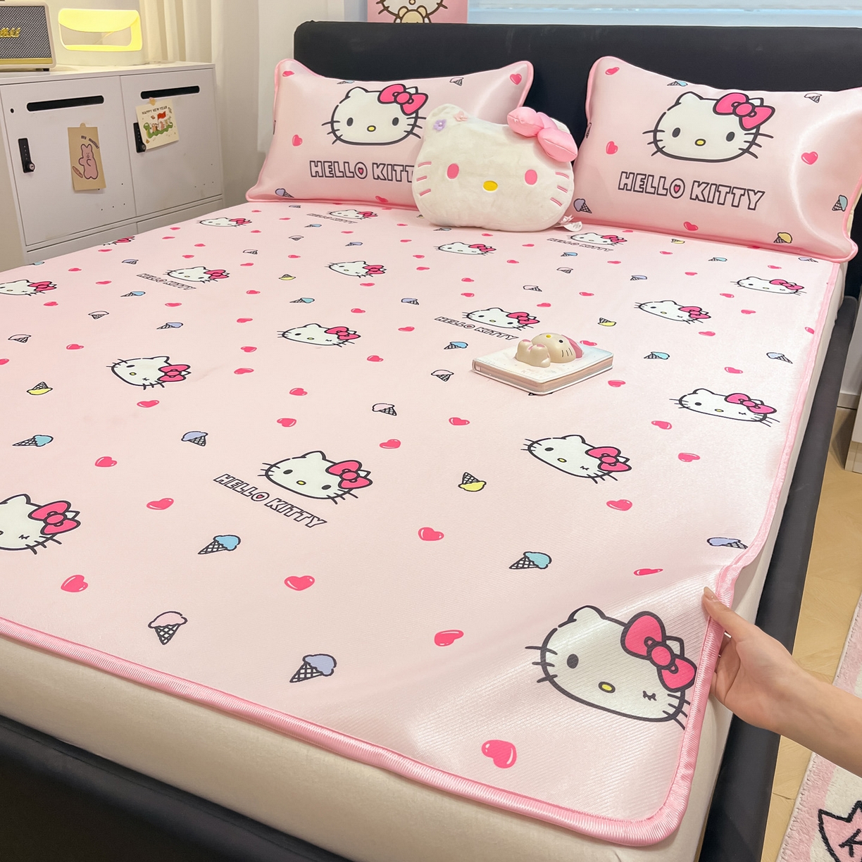 91家纺网 家纺一手货源 找家纺 暮思家居 2026新款三丽鸥正版授权数码印花A类可机洗1200D冰丝凉席三件套平铺款系列 平铺款-甜筒KT