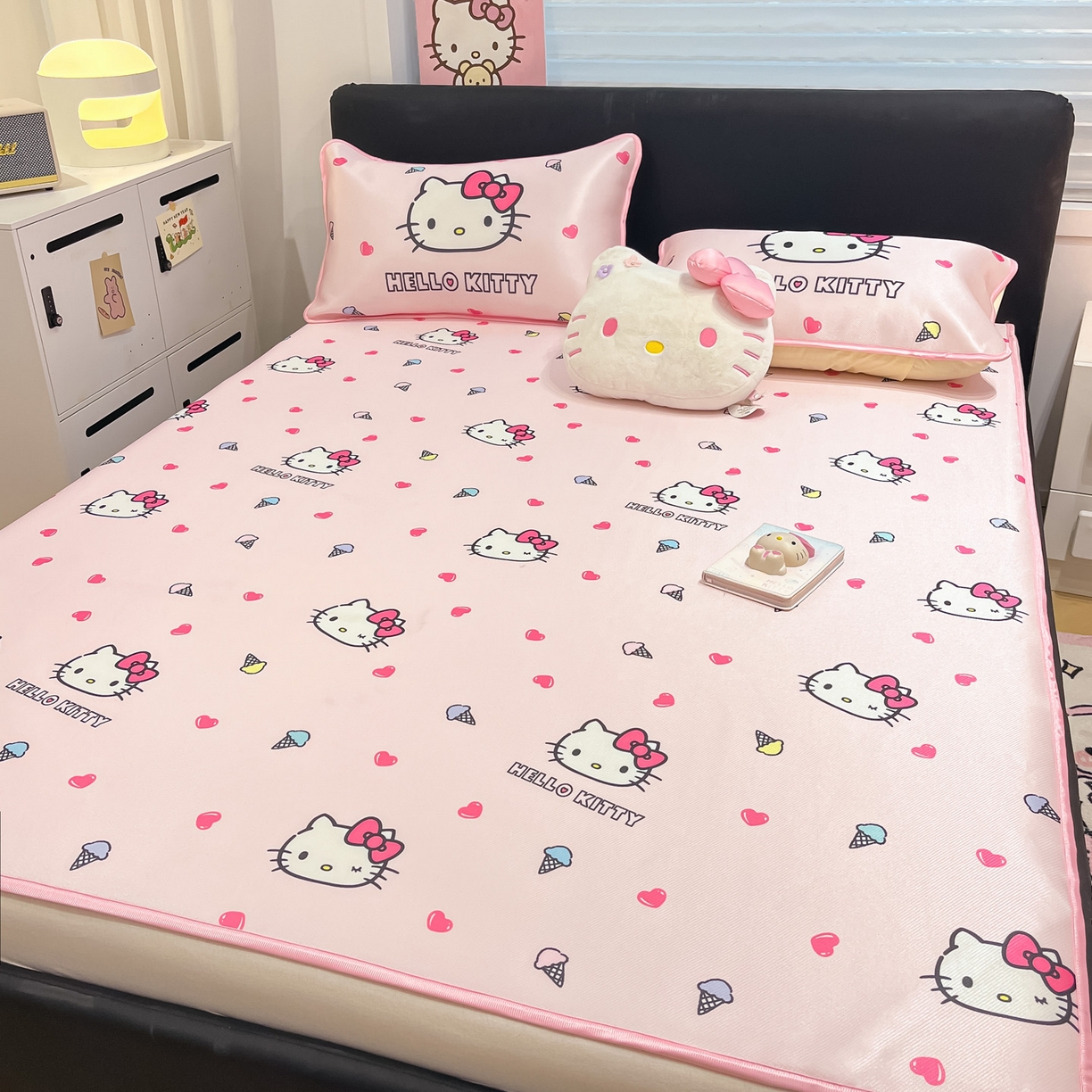 91家纺网 家纺一手货源 找家纺 暮思家居 2026新款三丽鸥正版授权数码印花A类可机洗1200D冰丝凉席三件套平铺款系列 平铺款-甜筒KT