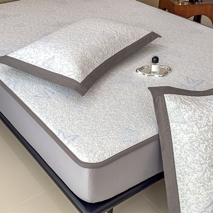 91家纺网 家纺一手货源 找家纺 几禾 2026新款凉感抗菌提花豆豆凉席蝶舞花语 床笠-蝶舞花语-淡蓝