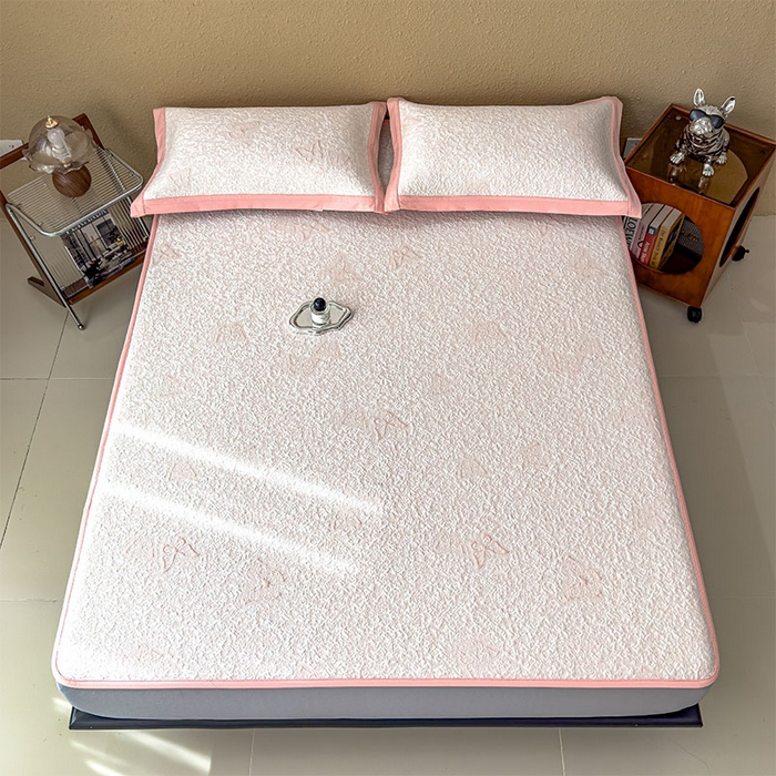 91家纺网 家纺一手货源 找家纺 几禾 2026新款凉感抗菌提花豆豆凉席蝶舞花语 床笠-蝶舞花语-蝴蝶粉