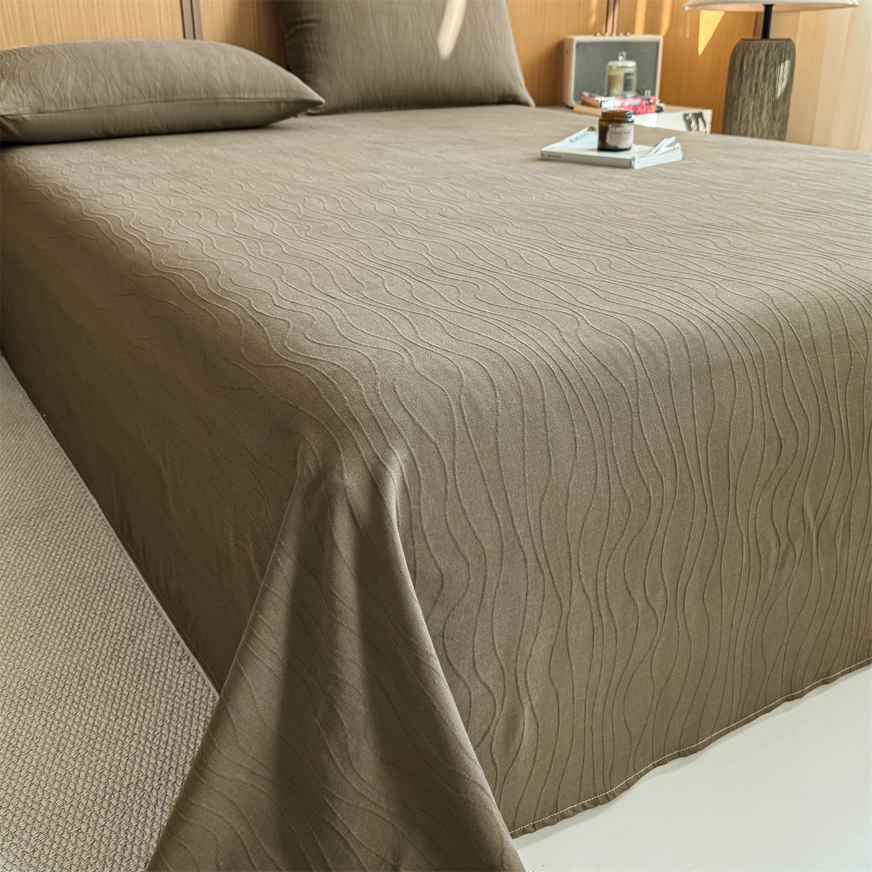 91家纺网 家纺一手货源 找家纺 灰鲸 2026新款全棉简约三层纱色织提花单品床单 浅忆-摩卡