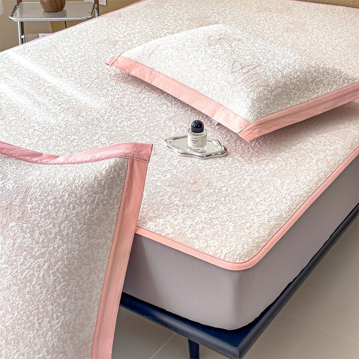 91家纺网 家纺一手货源 找家纺 几禾 2026新款凉感抗菌提花豆豆凉席蝶舞花语 床笠-蝶舞花语-蝴蝶粉