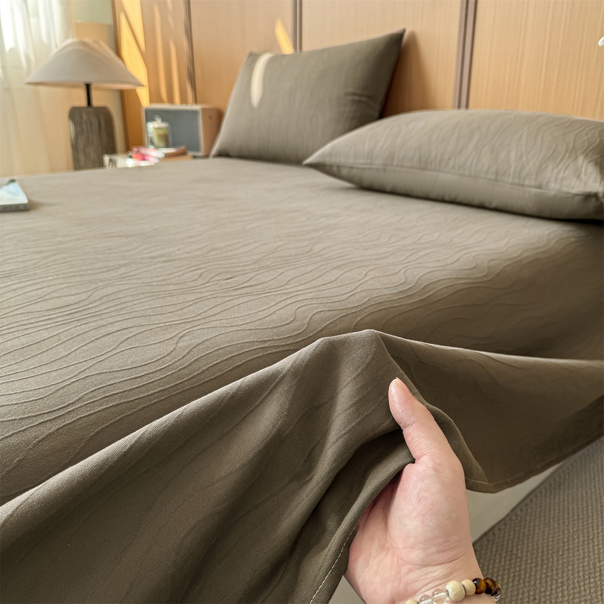 91家纺网 家纺一手货源 找家纺 灰鲸 2026新款全棉简约三层纱色织提花单品床单 浅忆-摩卡