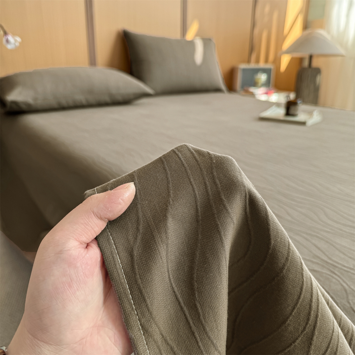 91家纺网 家纺一手货源 找家纺 灰鲸 2026新款全棉简约三层纱色织提花单品床单 浅忆-摩卡