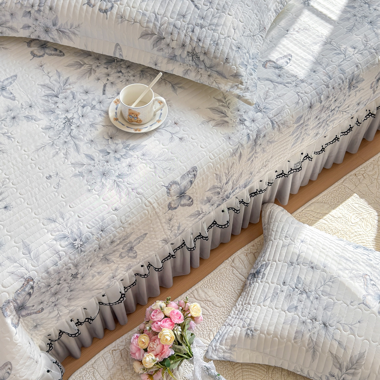 91家纺网 家纺一手货源 找家纺 鑫利来家纺 2026新款凉感丝小冰皮软凉席三件套蕾丝花边床裙款养生空调席子三件套单凉席 蝶恋花