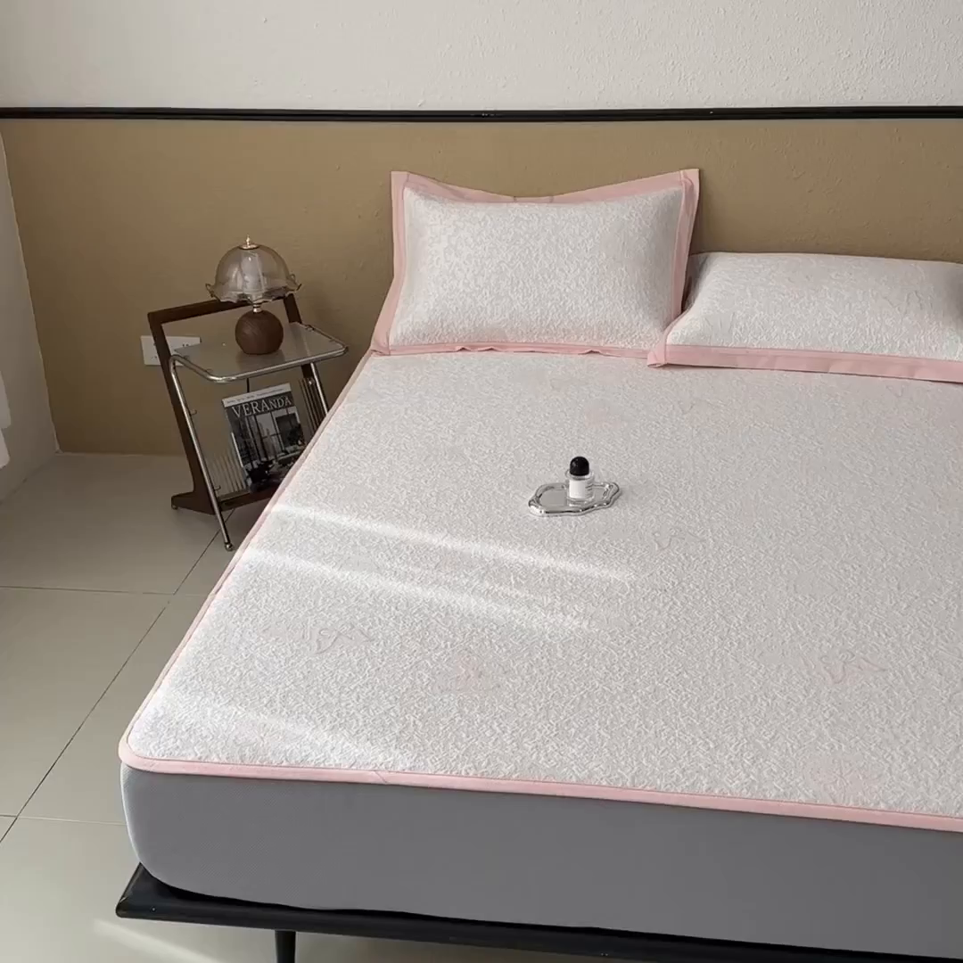 91家纺网 家纺一手货源 找家纺 几禾 2026新款凉感抗菌提花豆豆凉席蝶舞花语 床笠-蝶舞花语-蝴蝶粉