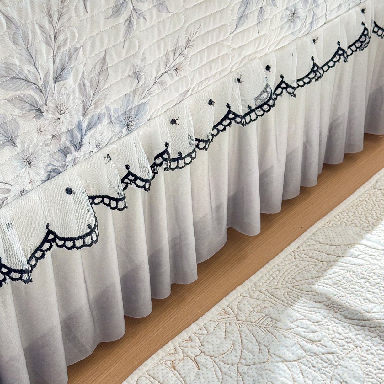 91家纺网 家纺一手货源 找家纺 鑫利来家纺 2026新款凉感丝小冰皮软凉席三件套蕾丝花边床裙款养生空调席子三件套单凉席 蝶恋花