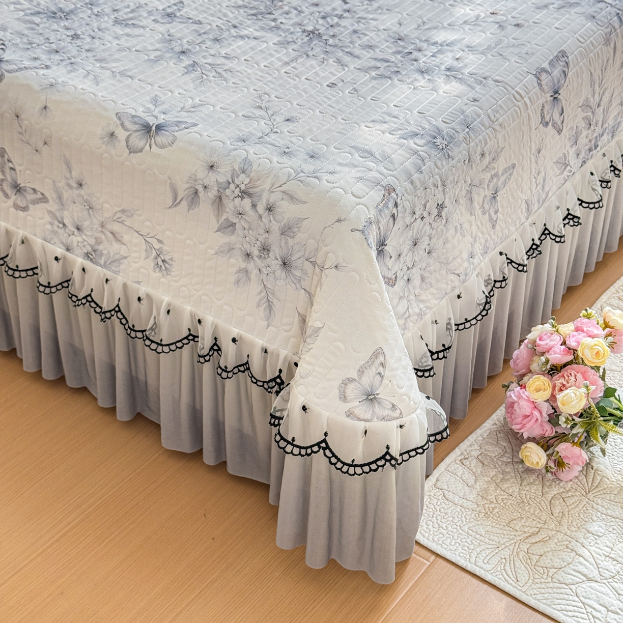 91家纺网 家纺一手货源 找家纺 鑫利来家纺 2026新款凉感丝小冰皮软凉席三件套蕾丝花边床裙款养生空调席子三件套单凉席 蝶恋花