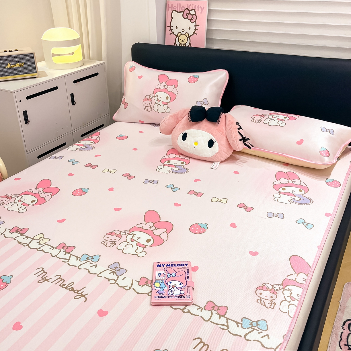 91家纺网 家纺一手货源 找家纺 暮思家居 2026新款三丽鸥正版授权数码印花A类可机洗1200D冰丝凉席三件套平铺款系列 平铺款-洋娃娃美乐蒂