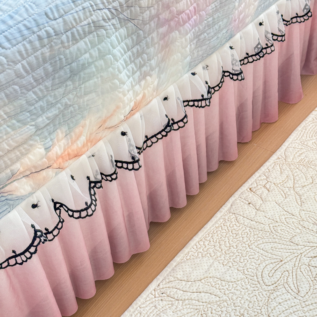 91家纺网 家纺一手货源 找家纺 鑫利来家纺 2026新款凉感丝小冰皮软凉席三件套蕾丝花边床裙款养生空调席子三件套单凉席 花间如梦