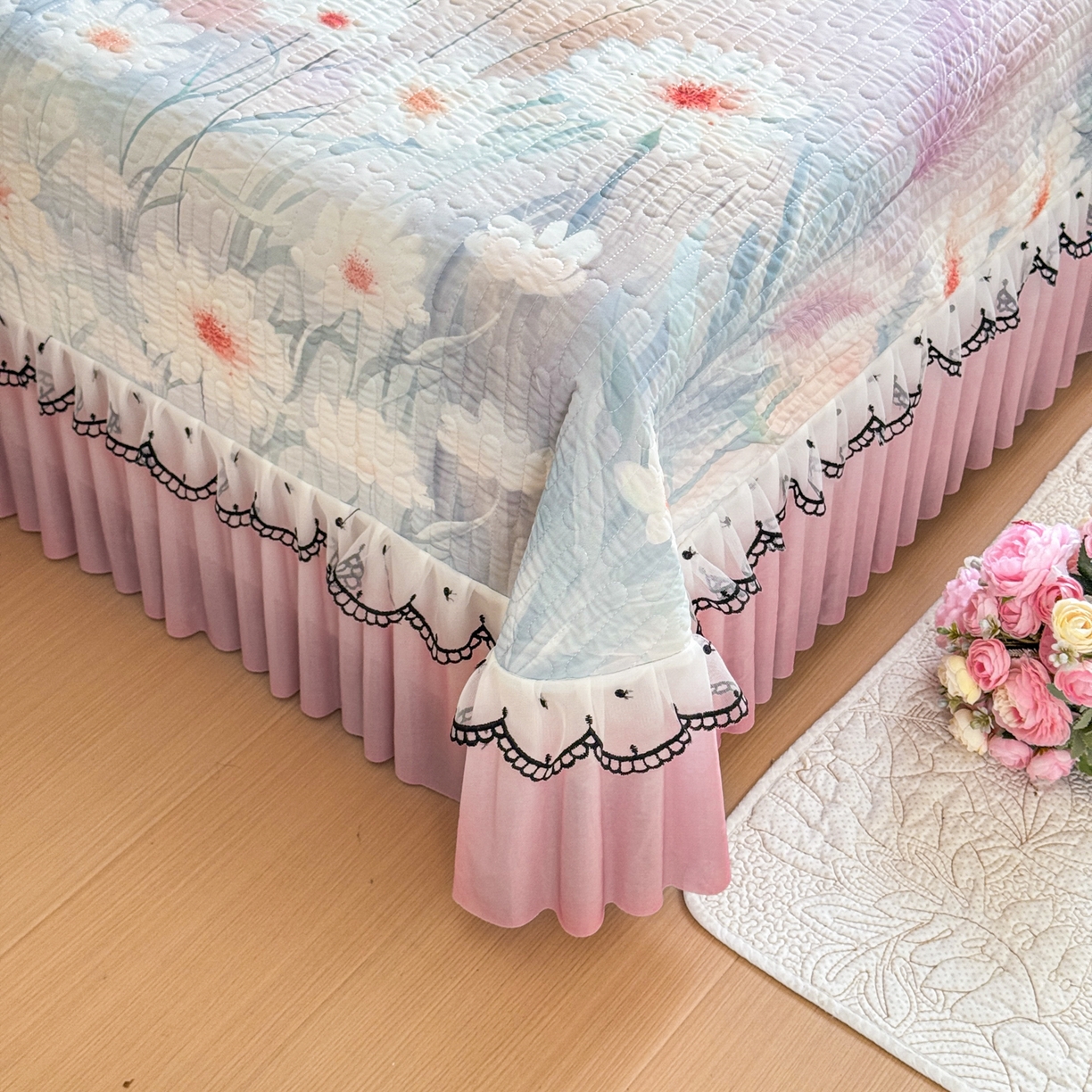 91家纺网 家纺一手货源 找家纺 鑫利来家纺 2026新款凉感丝小冰皮软凉席三件套蕾丝花边床裙款养生空调席子三件套单凉席 花间如梦