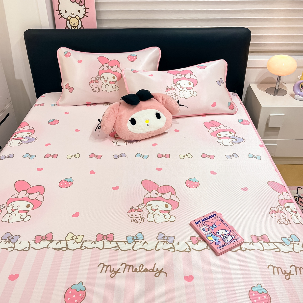 91家纺网 家纺一手货源 找家纺 暮思家居 2026新款三丽鸥正版授权数码印花A类可机洗1200D冰丝凉席三件套平铺款系列 平铺款-洋娃娃美乐蒂