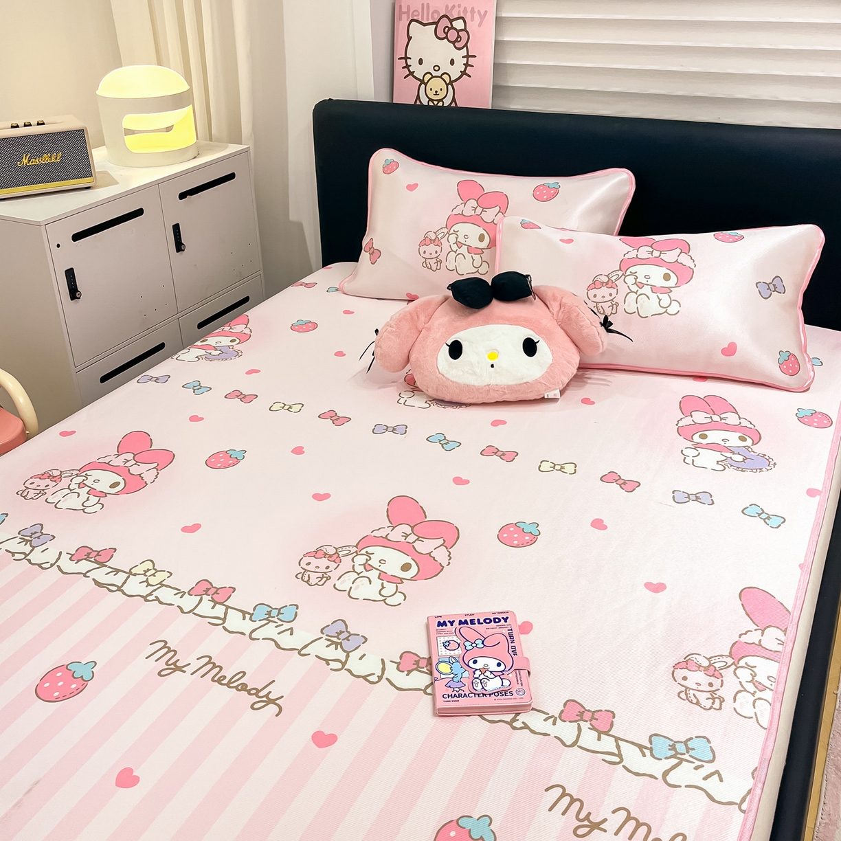 91家纺网 家纺一手货源 找家纺 暮思家居 2026新款三丽鸥正版授权数码印花A类可机洗1200D冰丝凉席三件套平铺款系列 平铺款-洋娃娃美乐蒂