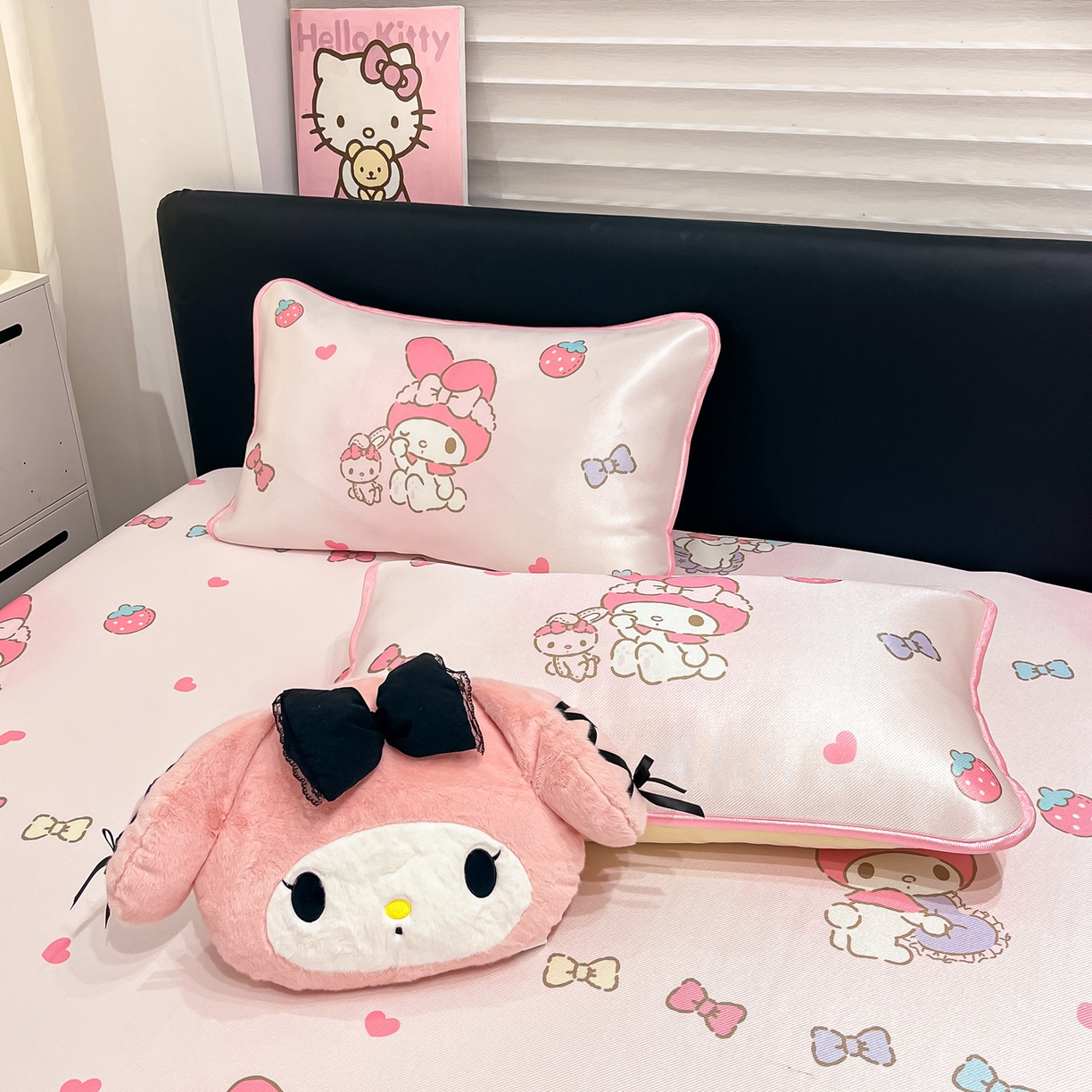 91家纺网 家纺一手货源 找家纺 暮思家居 2026新款三丽鸥正版授权数码印花A类可机洗1200D冰丝凉席三件套平铺款系列 平铺款-洋娃娃美乐蒂