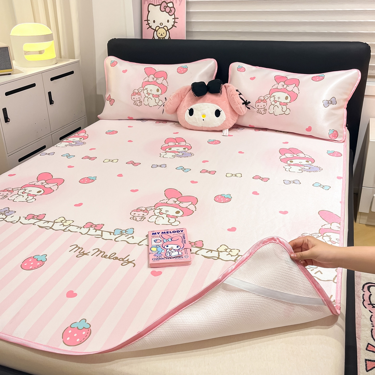 91家纺网 家纺一手货源 找家纺 暮思家居 2026新款三丽鸥正版授权数码印花A类可机洗1200D冰丝凉席三件套平铺款系列 平铺款-洋娃娃美乐蒂