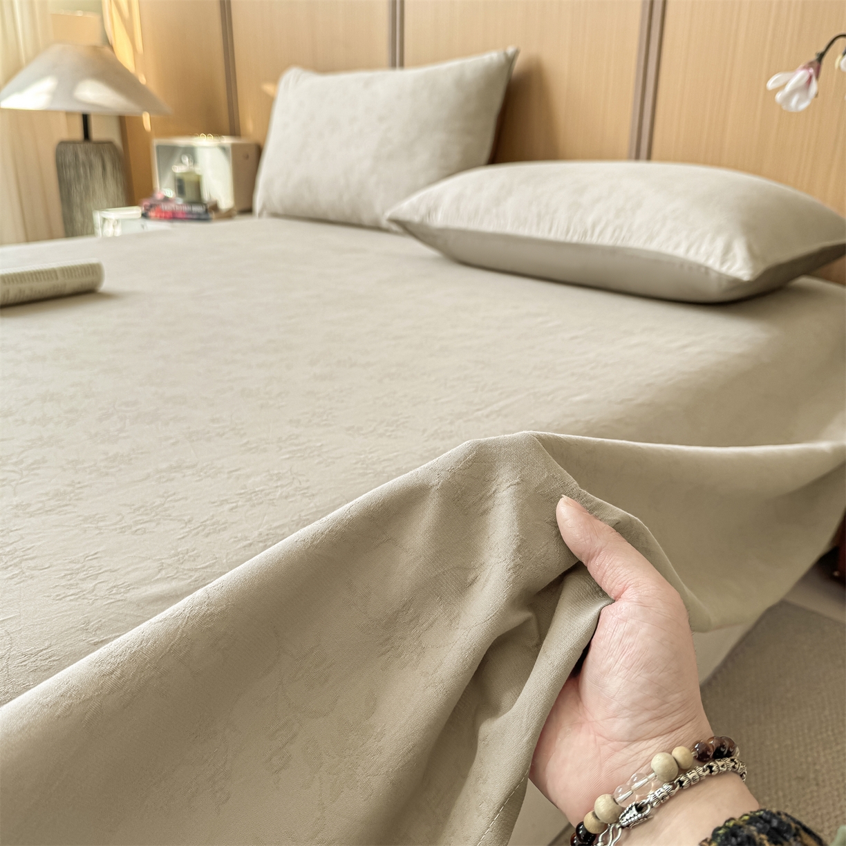 91家纺网 家纺一手货源 找家纺 灰鲸 2026新款全棉简约三层纱色织提花单品床单 花影-可可奶咖