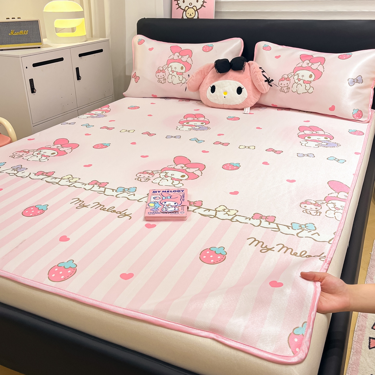 91家纺网 家纺一手货源 找家纺 暮思家居 2026新款三丽鸥正版授权数码印花A类可机洗1200D冰丝凉席三件套平铺款系列 平铺款-洋娃娃美乐蒂