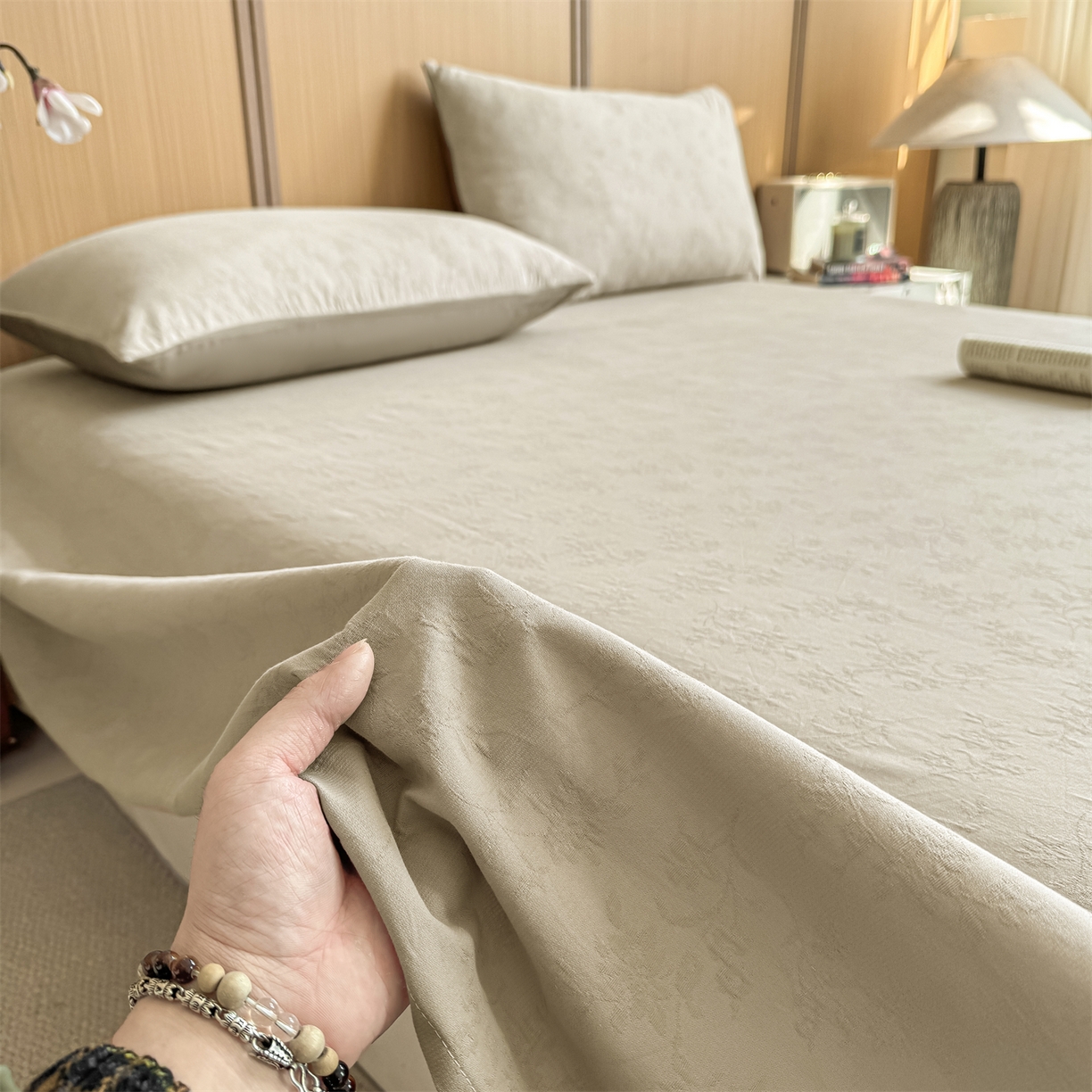 91家纺网 家纺一手货源 找家纺 灰鲸 2026新款全棉简约三层纱色织提花单品床单 花影-可可奶咖