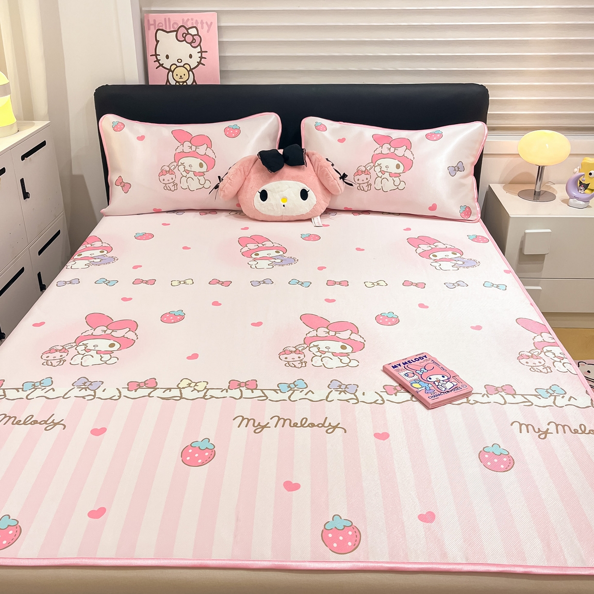 91家纺网 家纺一手货源 找家纺 暮思家居 2026新款三丽鸥正版授权数码印花A类可机洗1200D冰丝凉席三件套平铺款系列 平铺款-洋娃娃美乐蒂