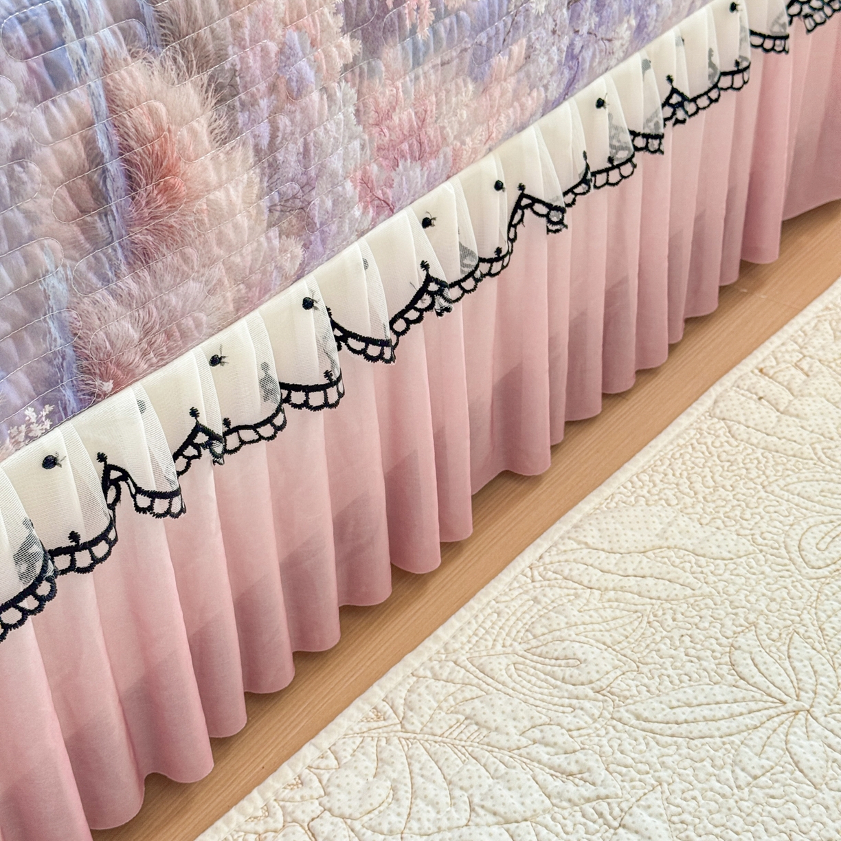 91家纺网 家纺一手货源 找家纺 鑫利来家纺 2026新款凉感丝小冰皮软凉席三件套蕾丝花边床裙款养生空调席子三件套单凉席 梦境