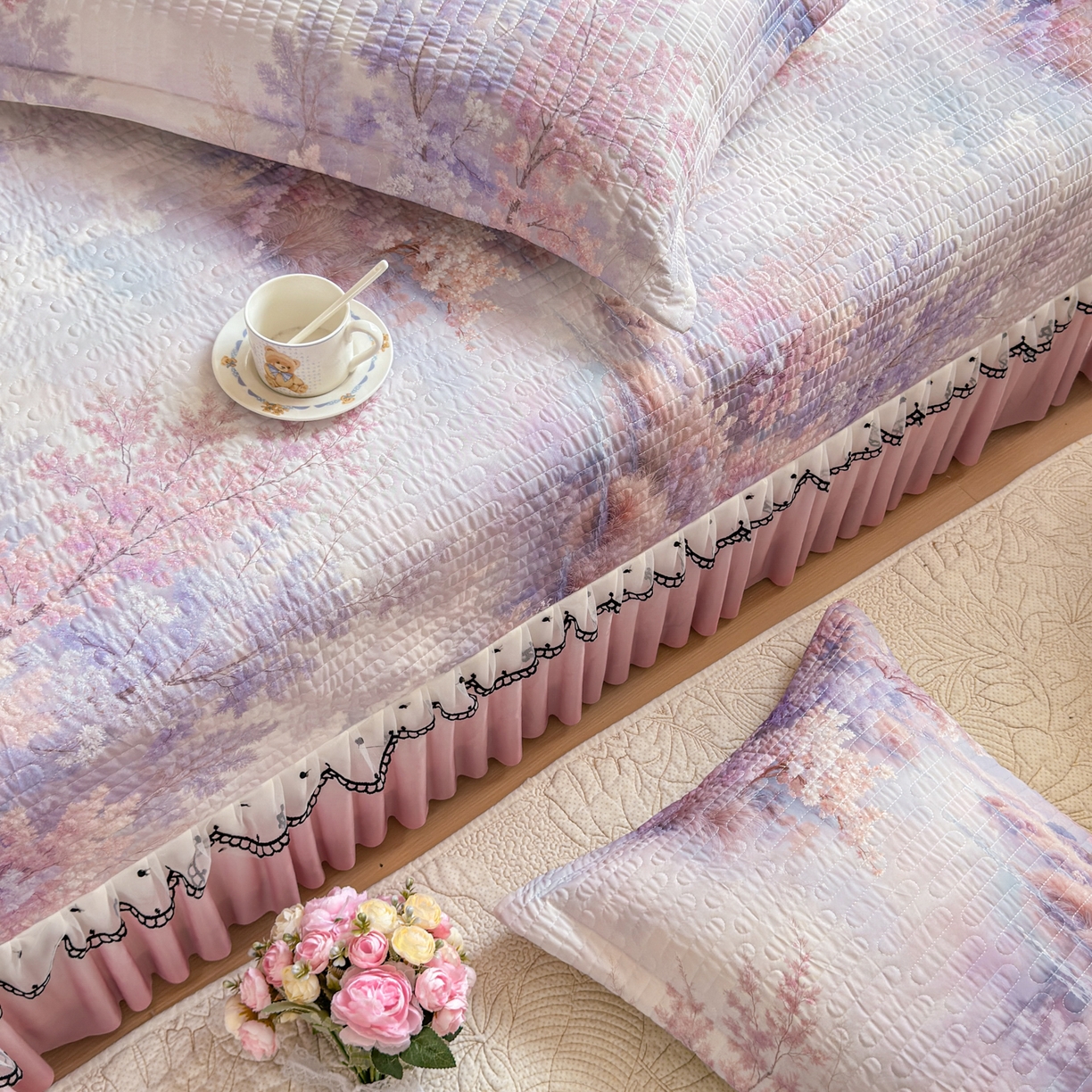 91家纺网 家纺一手货源 找家纺 鑫利来家纺 2026新款凉感丝小冰皮软凉席三件套蕾丝花边床裙款养生空调席子三件套单凉席 梦境