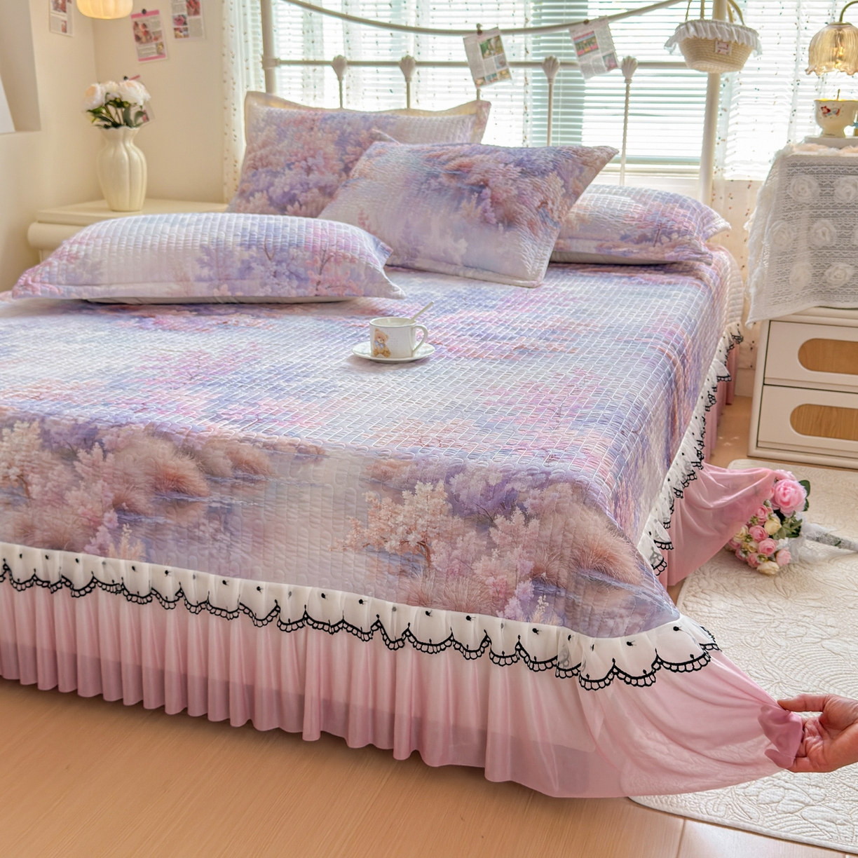 91家纺网 家纺一手货源 找家纺 鑫利来家纺 2026新款凉感丝小冰皮软凉席三件套蕾丝花边床裙款养生空调席子三件套单凉席 梦境