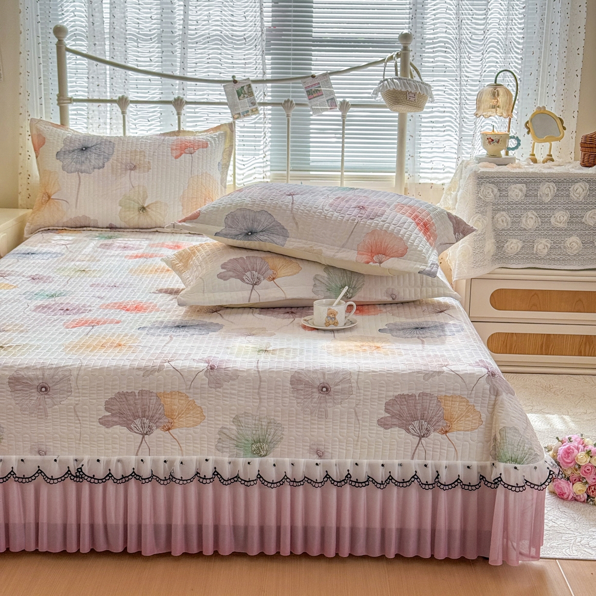 91家纺网 家纺一手货源 找家纺 鑫利来家纺 2026新款凉感丝小冰皮软凉席三件套蕾丝花边床裙款养生空调席子三件套单凉席 陌上彩叶