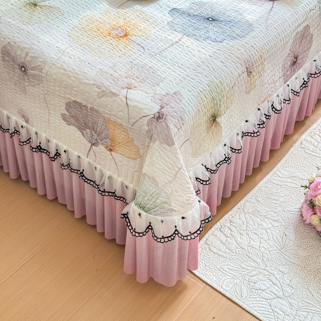 91家纺网 家纺一手货源 找家纺 鑫利来家纺 2026新款凉感丝小冰皮软凉席三件套蕾丝花边床裙款养生空调席子三件套单凉席 陌上彩叶