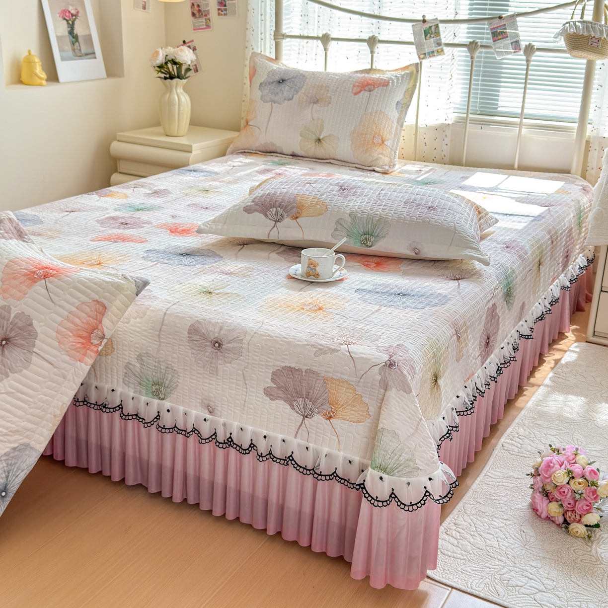 91家纺网 家纺一手货源 找家纺 鑫利来家纺 2026新款凉感丝小冰皮软凉席三件套蕾丝花边床裙款养生空调席子三件套单凉席 陌上彩叶