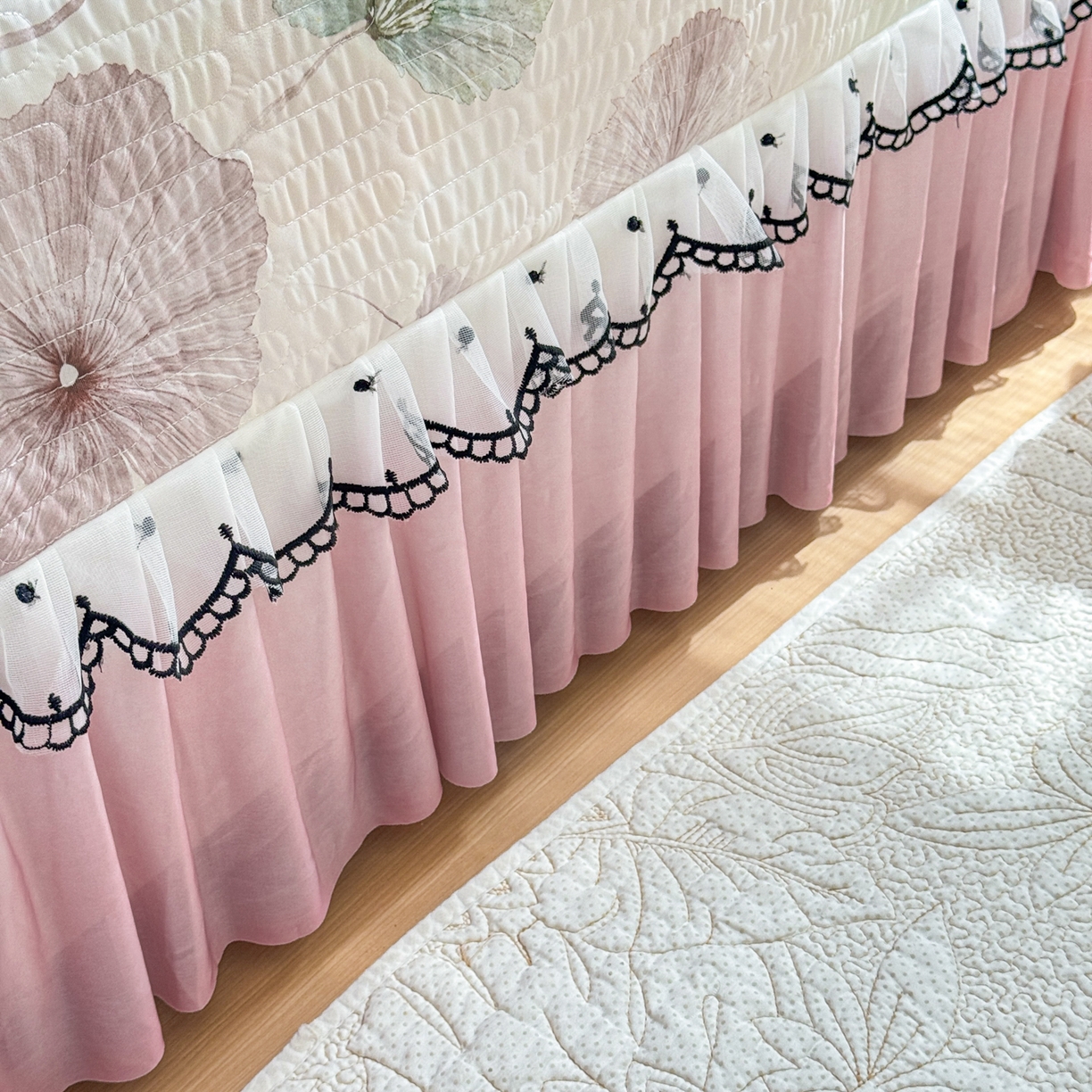 91家纺网 家纺一手货源 找家纺 鑫利来家纺 2026新款凉感丝小冰皮软凉席三件套蕾丝花边床裙款养生空调席子三件套单凉席 陌上彩叶