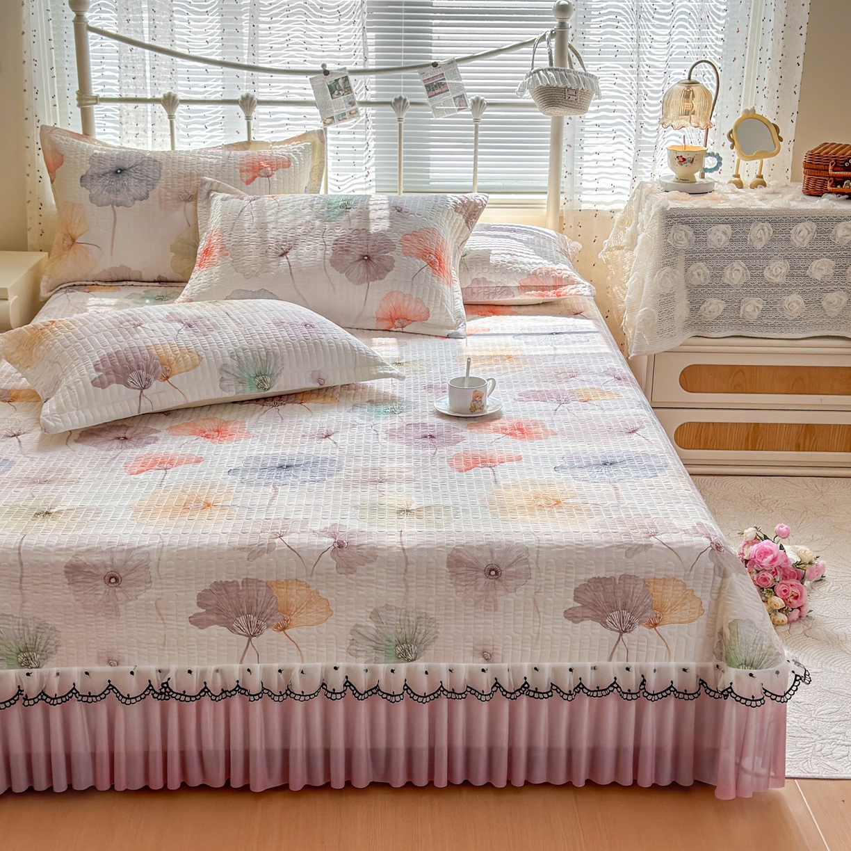 91家纺网 家纺一手货源 找家纺 鑫利来家纺 2026新款凉感丝小冰皮软凉席三件套蕾丝花边床裙款养生空调席子三件套单凉席 陌上彩叶