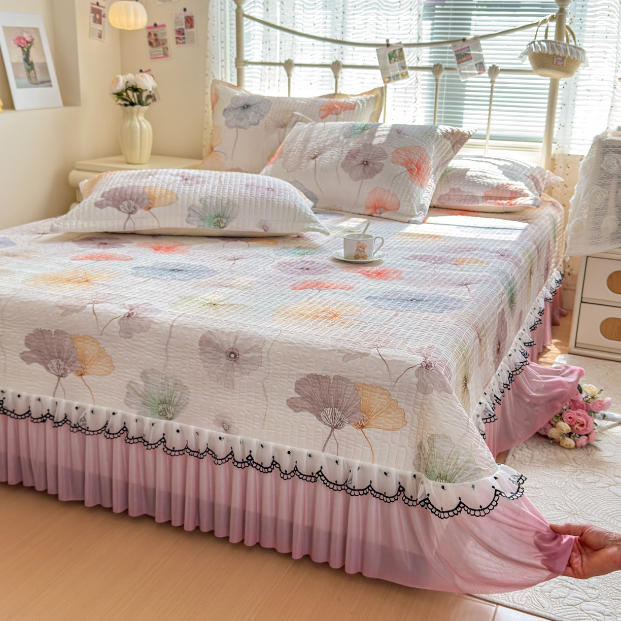 91家纺网 家纺一手货源 找家纺 鑫利来家纺 2026新款凉感丝小冰皮软凉席三件套蕾丝花边床裙款养生空调席子三件套单凉席 陌上彩叶