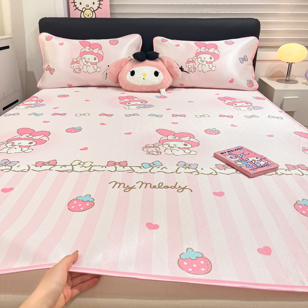 91家纺网 家纺一手货源 找家纺 暮思家居 2026新款三丽鸥正版授权数码印花A类可机洗1200D冰丝凉席三件套平铺款系列 平铺款-洋娃娃美乐蒂