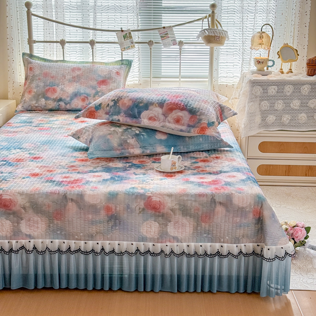 91家纺网 家纺一手货源 找家纺 鑫利来家纺 2026新款凉感丝小冰皮软凉席三件套蕾丝花边床裙款养生空调席子三件套单凉席 陌上玫瑰