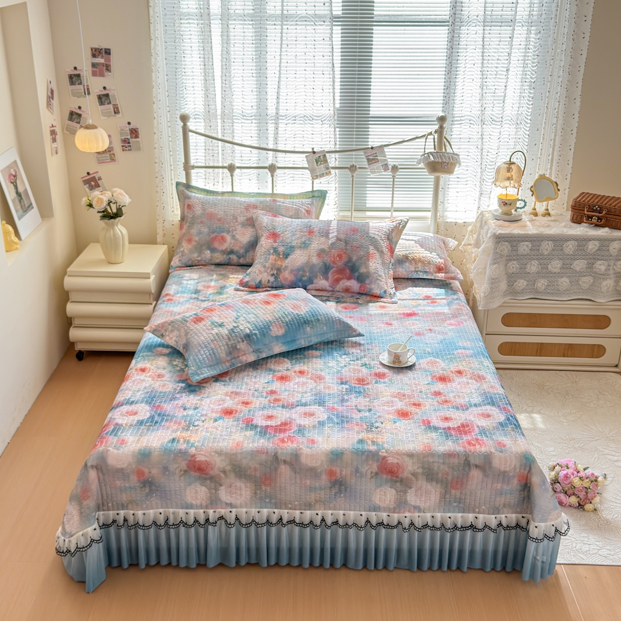 91家纺网 家纺一手货源 找家纺 鑫利来家纺 2026新款凉感丝小冰皮软凉席三件套蕾丝花边床裙款养生空调席子三件套单凉席 陌上玫瑰