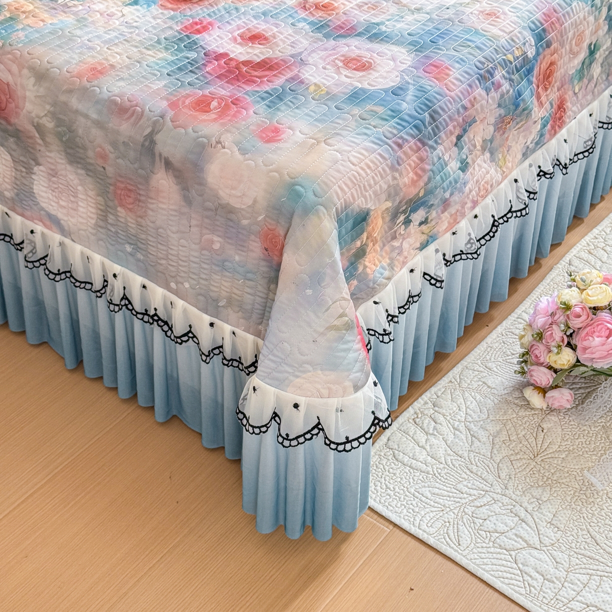 91家纺网 家纺一手货源 找家纺 鑫利来家纺 2026新款凉感丝小冰皮软凉席三件套蕾丝花边床裙款养生空调席子三件套单凉席 陌上玫瑰