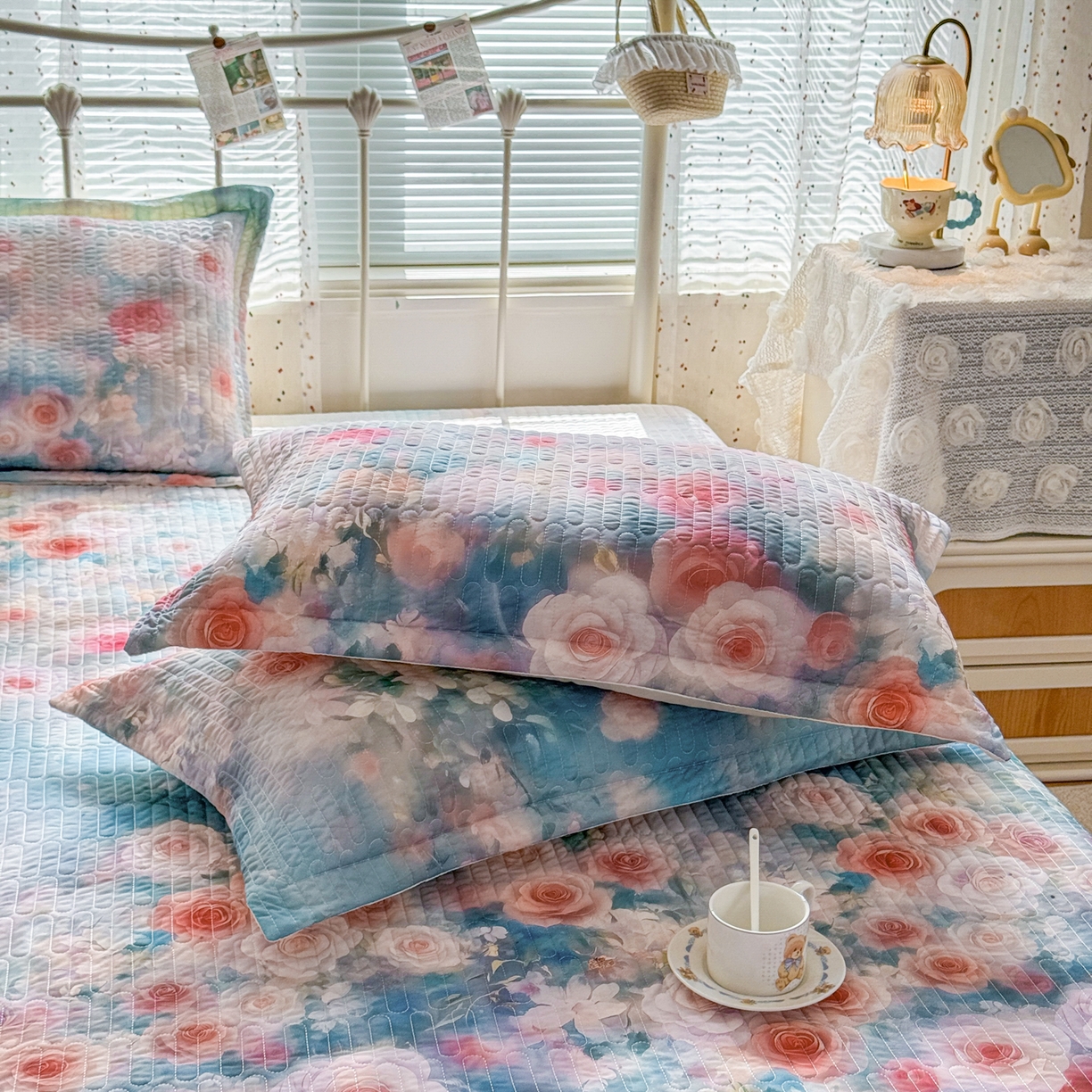 91家纺网 家纺一手货源 找家纺 鑫利来家纺 2026新款凉感丝小冰皮软凉席三件套蕾丝花边床裙款养生空调席子三件套单凉席 陌上玫瑰